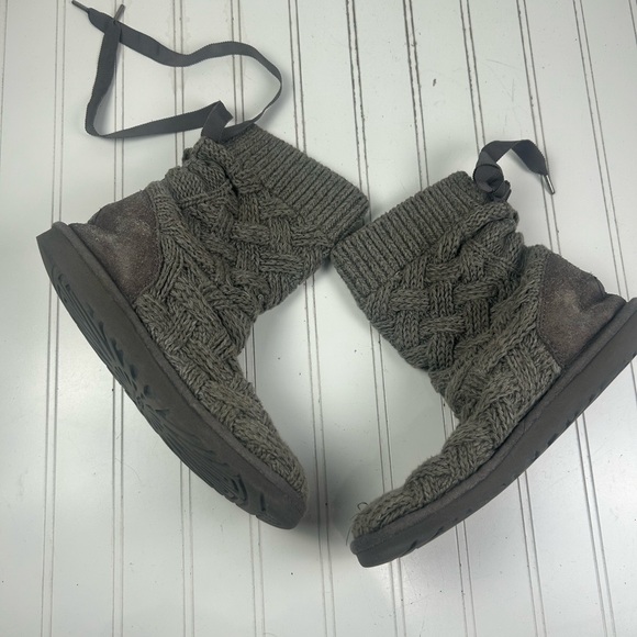 UGG Boot Bootie Cable Knit Bow Ribbon Lace Back Isla Gray Suede Womenโs Size 6 - Picture 3 of 10